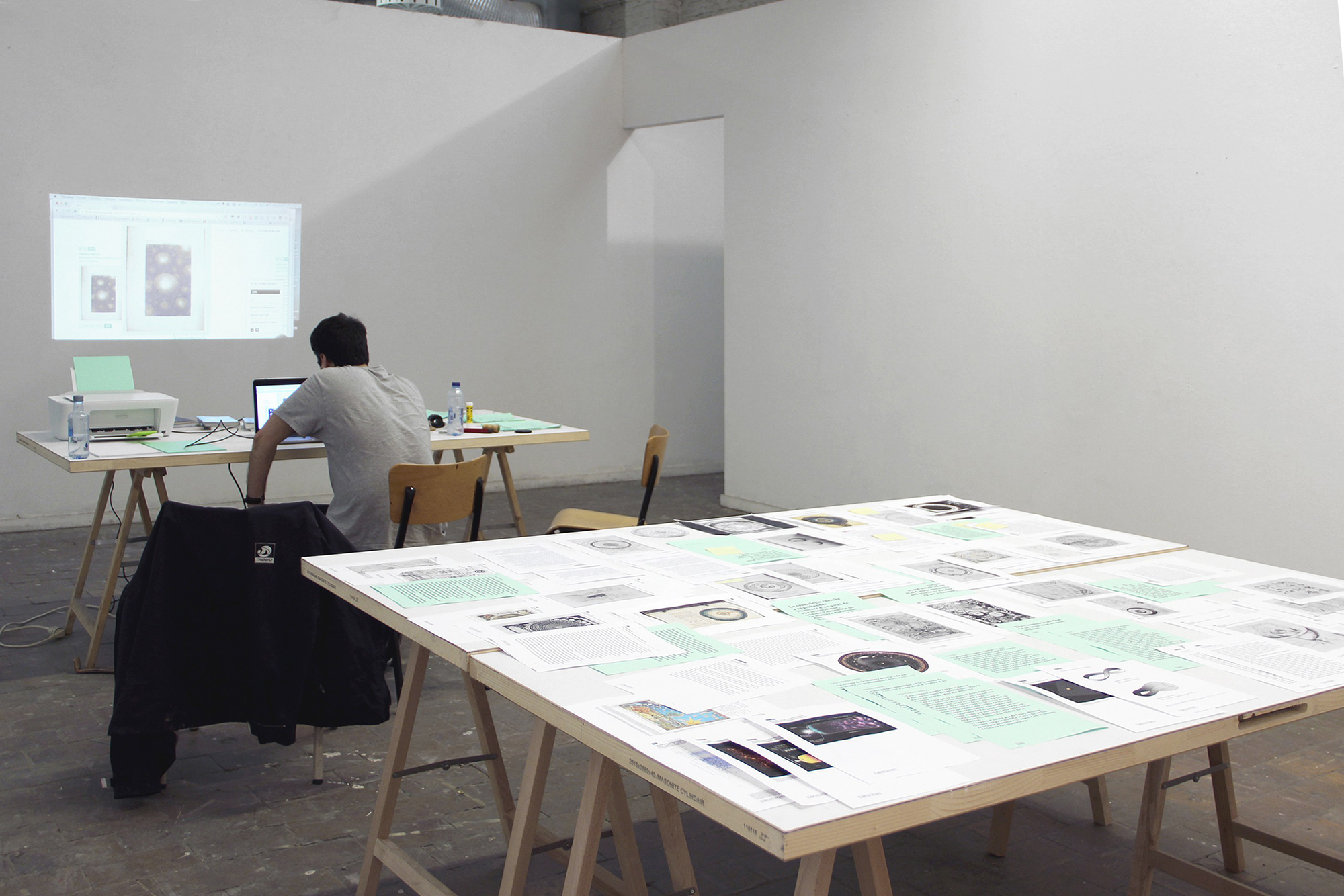 Photographie de l'installation: documents imprimés, ordinateur avec l'interface web et imprimante pour le print-on-demand
